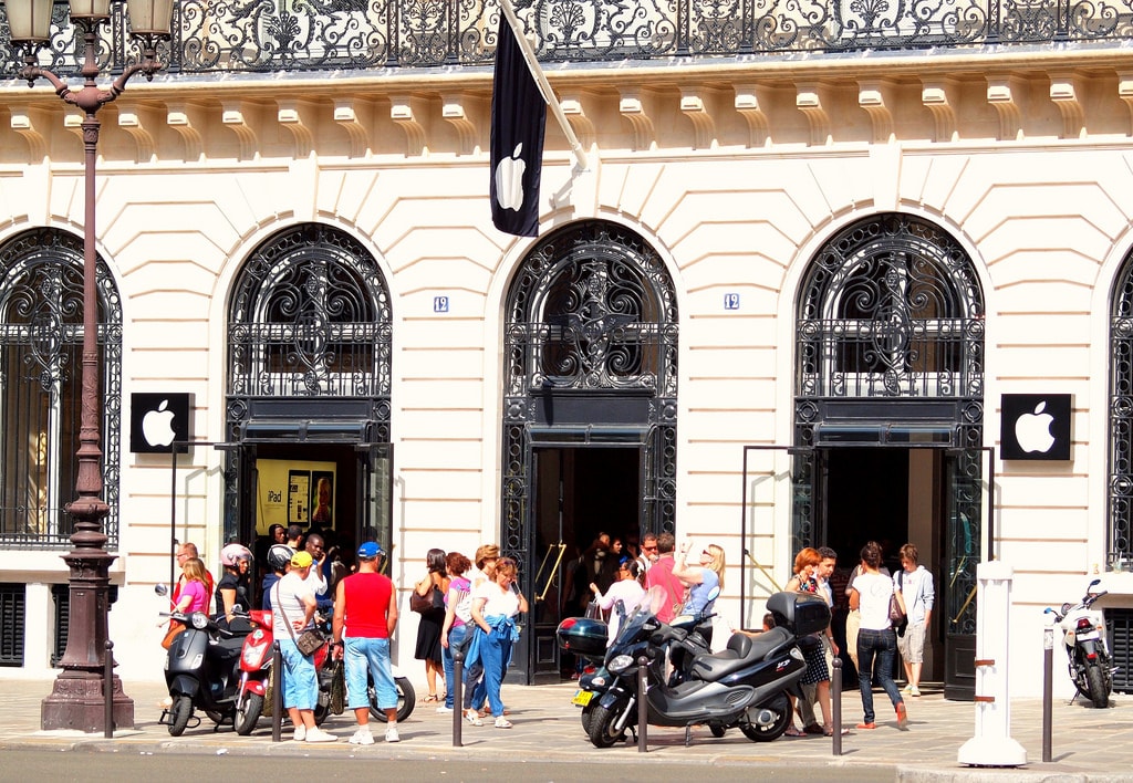 Apple inaugure sa boutique des ChampsElysées