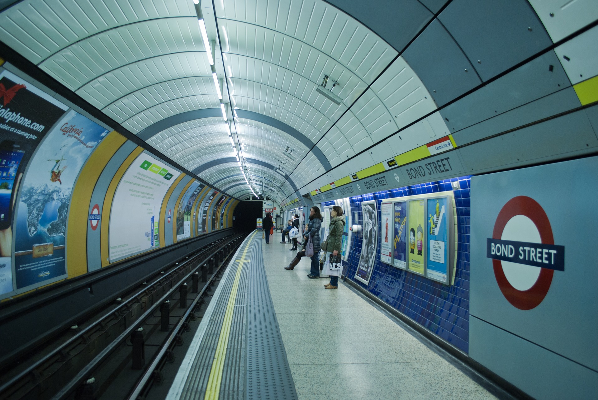 Метро стоит. Метро Лондона. Вагон метро Лондон. Bond Street Station Metro London. Лондонский метрополитен унивепситет фото.